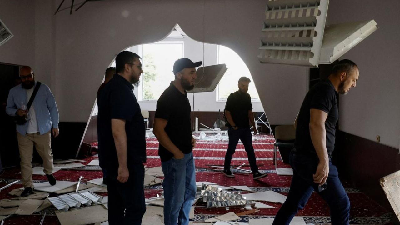 Masjid tersebut diketahui terkena dampak ledakan yang dari serangan rudal Rusia yang mengarah pada sebuah bangunan yang berada di dekatnya. Foto: REUTERS / Thomas Peter