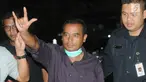 Bupati Purbalingga Tasdi (tengah) mengacungkan salam saat tiba di Gedung KPK, Jakarta, Selasa (5/6). Tasdi terjaring Operasi Tangkap Tangan KPK bersama lima orang lainya yakni sejumlah pejabat daerah Purbalingga dan pihak swasta. (Merdeka.com/Dwi Narwoko)