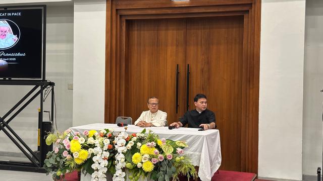 Uskup Agung Jakarta Kardinal Ignatius Suharyo saat menggelar konferensi pers terkait wafatnya Sri Paus Fransiskus di Gereja Katedral Jakarta, Sawah Besar, Jakarta Pusat, Senin (21/4/2025). (Liputan6.com/Nanda Perdana Putra)