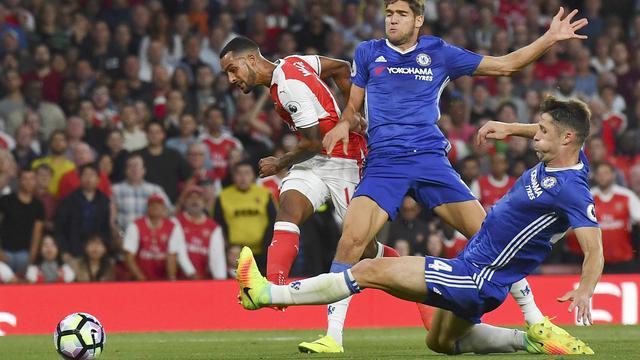 Sepakan Theo Walcott