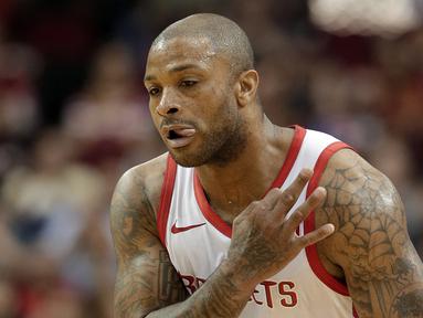 Pebasket Houston Rockets, PJ Tucker, melakukan selebrasi saat melawan Denver Nuggets pada laga NBA di Toyota Center, Selasa (8/1). Houston Rockets menang 125-113 atas Denver Nuggets. (AP/Michael Wyke)