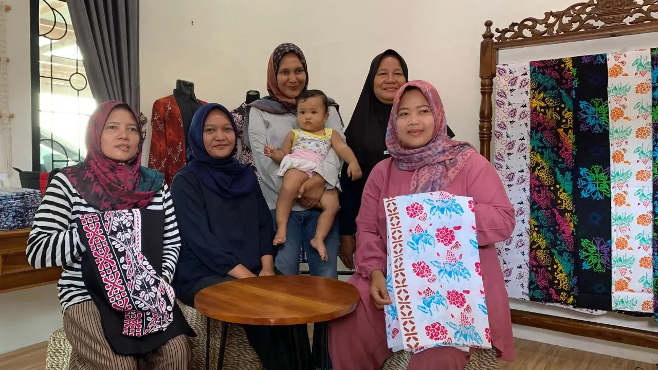 Program Pengembangan dan Pemberdayaan Masyarakat (PPM) PT Agincourt Resources membantu pengrajin batik Tapanuli Selatan (Tapsel) mengembangkan usahanya. (Deon/Liputan6.com)