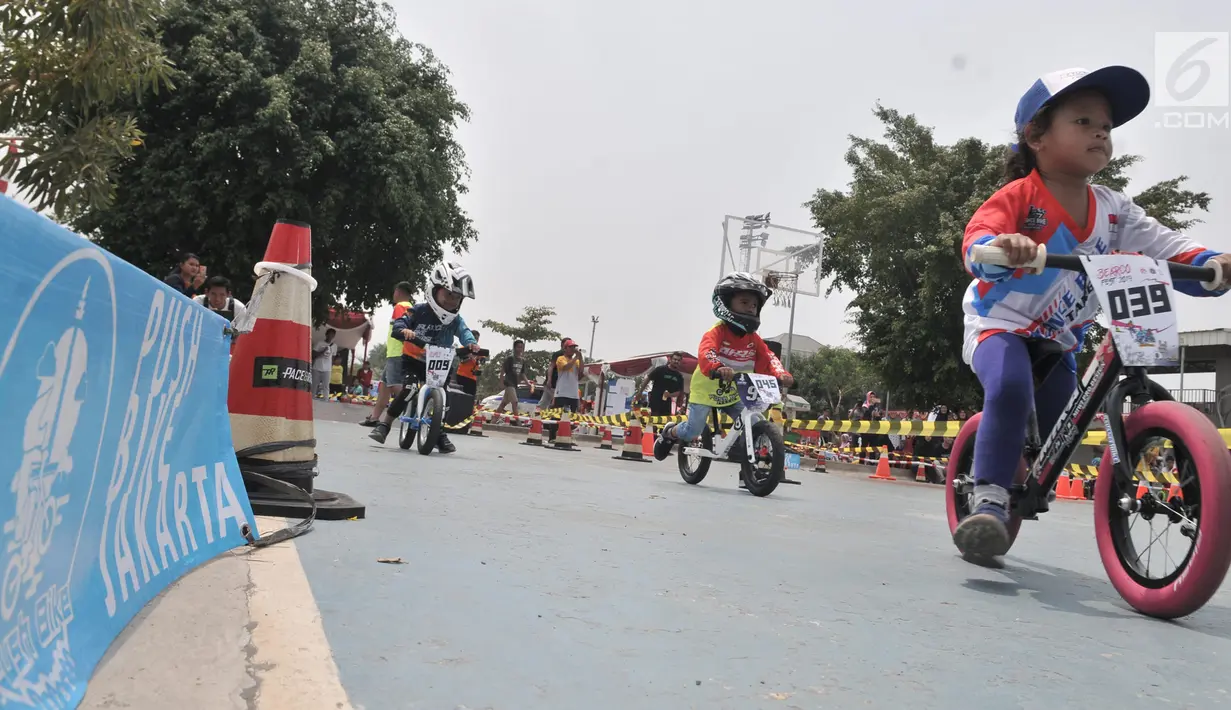 Pembalap balita saat mengikuti kejuaraan sepeda kategori Push Bike dalam BMX Bearco Fest 2019 di Jakarta International BMX Track, Minggu (25/8/2019). Kejuaraan yang pesertanya menggunakan sepeda keseimbangan tersebut diikuti anak kategori 2-5 tahun. (merdeka.com/Iqbal Nugroho)