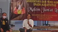 Hangno memamerkan lukisan-lukisan bertema wayang di Akademi Komunitas Negeri Seni dan Budaya Yogyakarta, Kamis (3/2/2022).