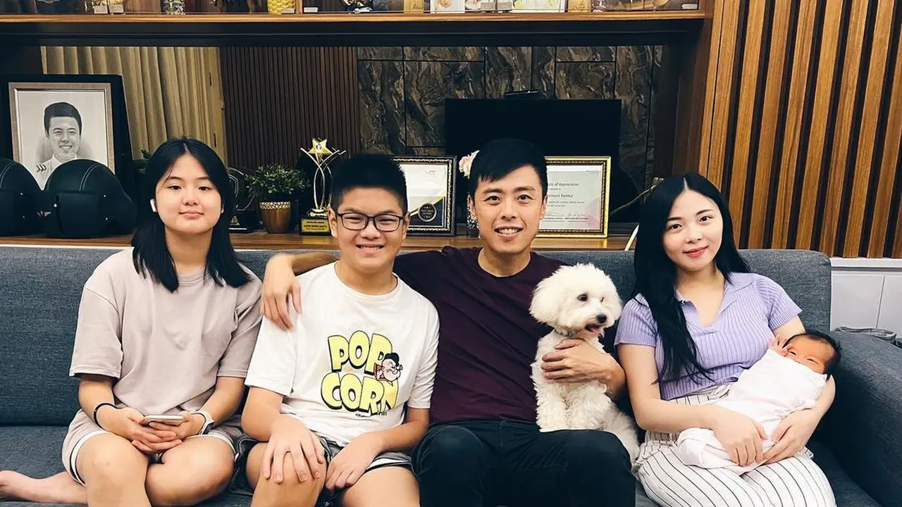 7 Potret Kapten Vincent Bersama Istri dan Anak yang Tampil Makin Mesra
