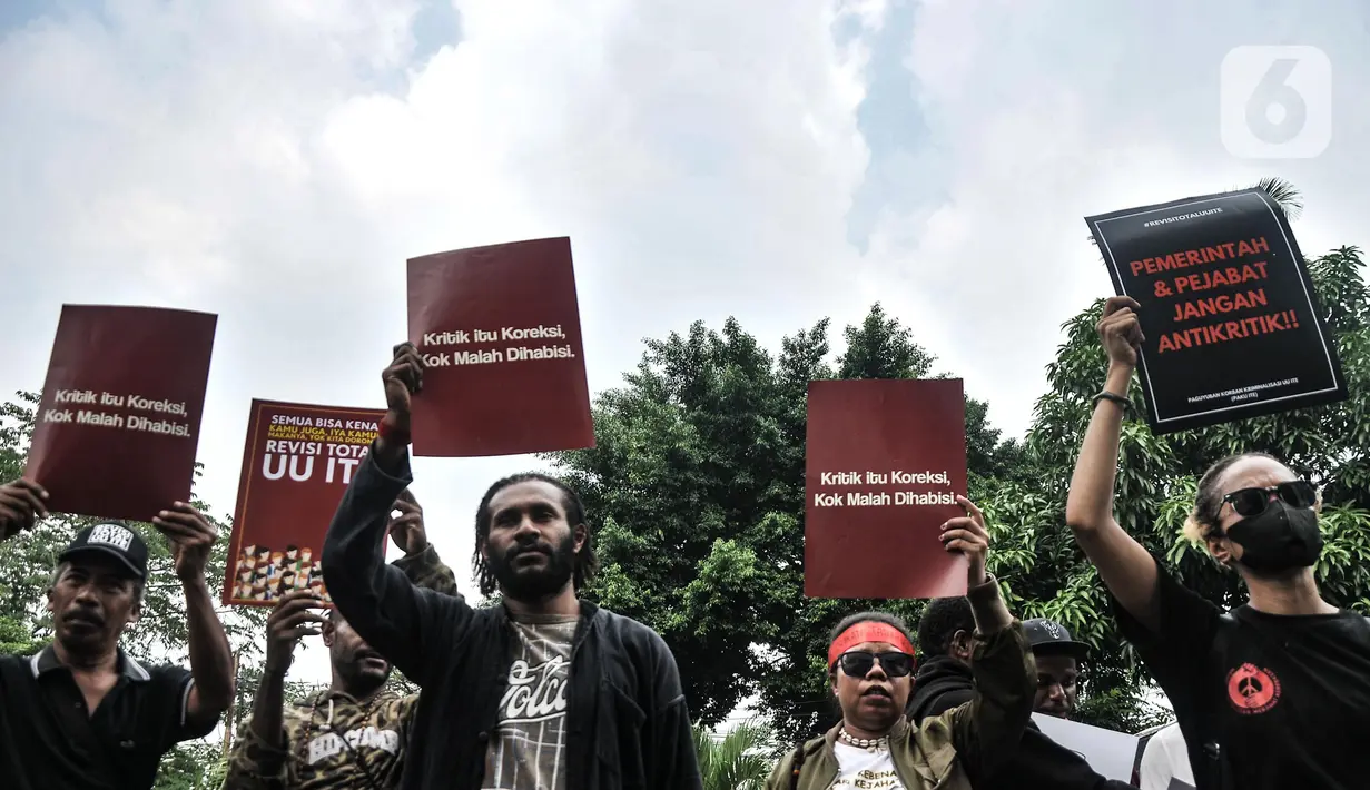 Massa aksi pendukung itu dari Kongres Aliansi Serikat Buruh Indonesia (KASBI) melakukan aksi seusai persidangan Haris-Fatia ditunda.  (merdeka.com/Iqbal S. Nugroho)