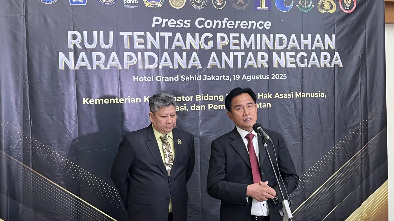 Menteri Koordinator Bidang Hukum, HAM, Imigrasi, dan Pemasyarakatan, Yusril Ihza Mahendra (kanan) (Liputan6.com/Muhammad Radityo Priyasmoro)