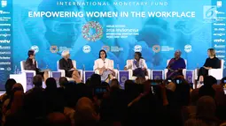 Menkeu Sri Mulyani (tiga kiri) dan Managing Director IMF Christine Lagarde (dua kiri) menjadi pembicara dalam pertemuan tahunan IMF-Bank Dunia di Bali, Selasa (9/10). Pertemuan membahas pemberdayan perempuan di dunia kerja. (Liputan6.com/Angga Yuniar)