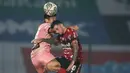 Pemain Bali United, Stefano Lilipaly (kanan) berduel udara dengan pemain Madura United, Guntur Ariyadi dalam laga pekan ke-16 BRI Liga 1 2021/2022 di Stadion Sultan Agung, Bantul, Kamis (09/12/2021). (Bola.com/Bagaskara Lazuardi)