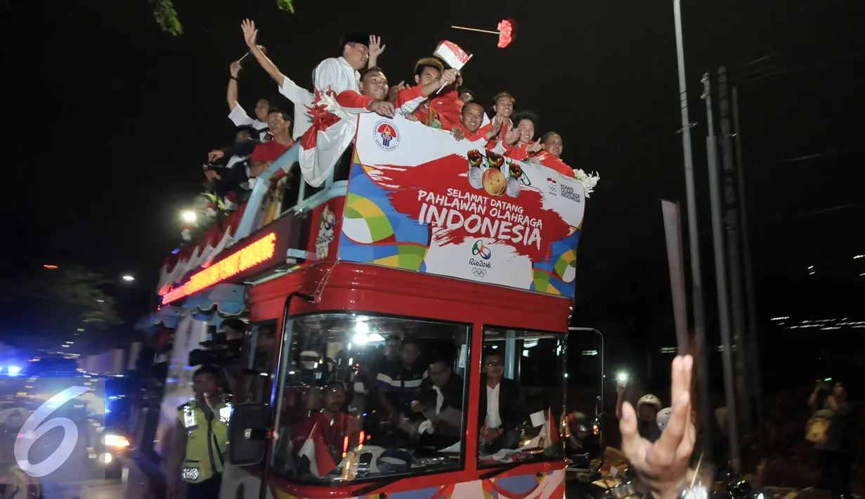 Tiba di Tanah Air, atlet Indonesia yang berjuang pada Olimpiade Rio 2016 langsung diarak menggunakan bus Bandros dari Bandara Soekarno-Hatta menuju gedung Kementerian Pemuda dan Olahraga, Jakarta, Selasa (23/8). (Liputan6.com/Yoppy Renato)