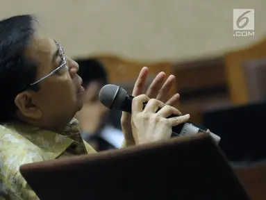 Terdakwa dugaan korupsi proyek e-KTP, Setya Novanto menjawab pertanyaan saat menjadi saksi pada sidang lanjutan di Pengadilan Tipikor, Jakarta, Kamis (22/3). Sidang mendengar kesaksian terdakwa. (Liputan6.com/Helmi Fithriansyah)