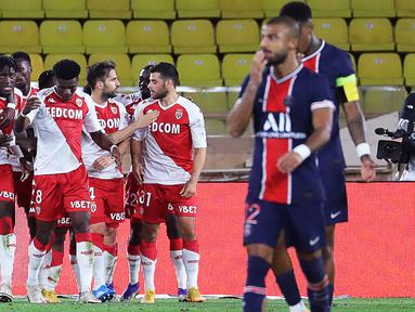 Pemain AS Monaco merayakan gol yang dicetak Cesc Fabregas ke gawang PSG pada laga lanjutan Liga Prancis di Stadion Stade Louis II, Sabtu (21/11/2020) dini hari WIB. PSG takluk 2-3 oleh AS Monaco. (AFP/Valery Hache)