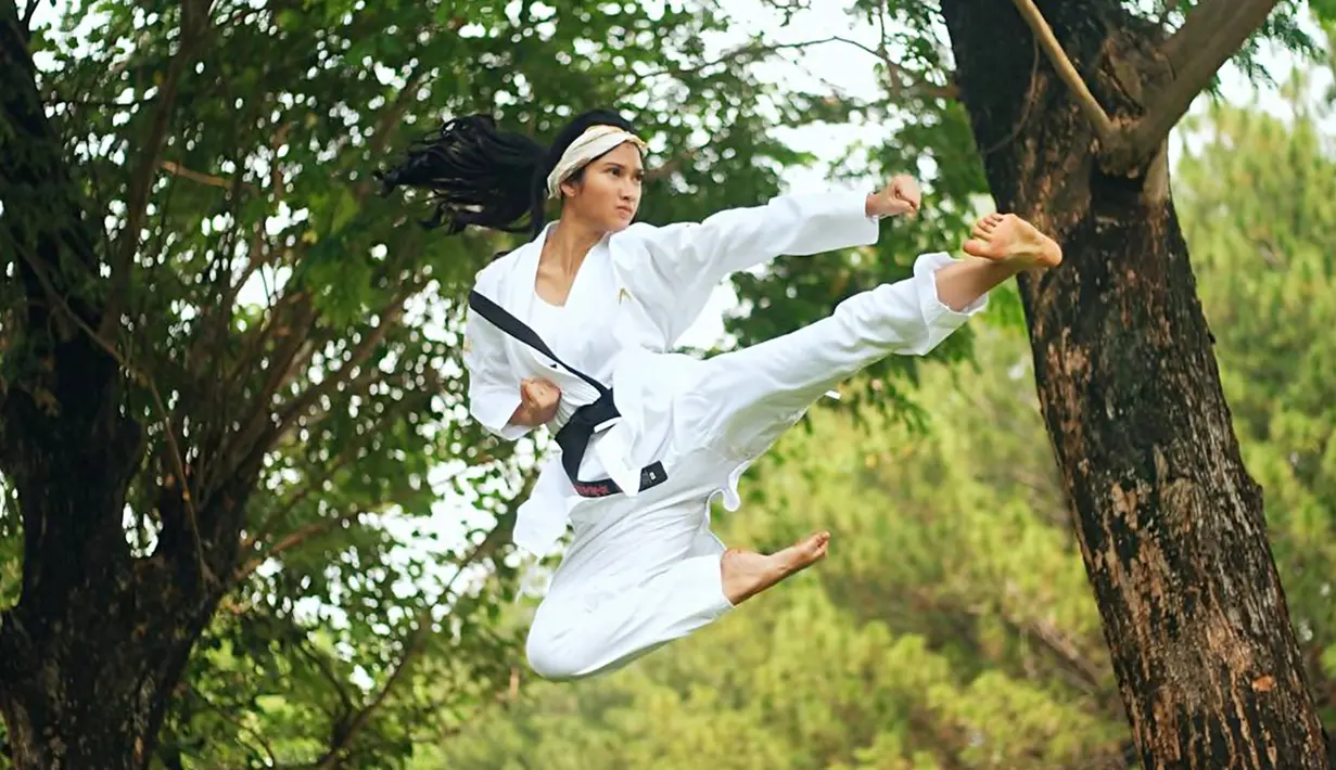 Sudah sejak tahun 2017, sosok Claresta Taufan menghiasi layar kaca Indonesia. Awalnya ia dikenal sebagai host dalam sebuah acara pertualangan. Dari sinilah ia mulai banyak muncul dan bermain FTV. Selain itu sebagai atlet karate ia sudah banyak menorehkan berbagai prestasi. (Liputan6.com/IG/@clarestaufan)