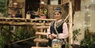 Dalam unggahannya, terlihat Annisa Pohan yang tampil menawan kenakan baju adat Dayak khas Kalimantan. [@annisayudhoyono].