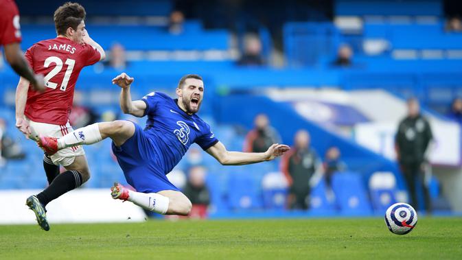Gelandang Chelsea, Mateo Kovacic berteriak saat dilanggar gelandang Manchester United Daniel James pada pertandingan lanjutan Liga Inggris di Stamford Bridge Stadium di London, Inggris, Minggu (28/2/2021). Chelsea kini berada di peringkat kelima dengan 44 poin. (AP Photo/Ian Walton, Pool)