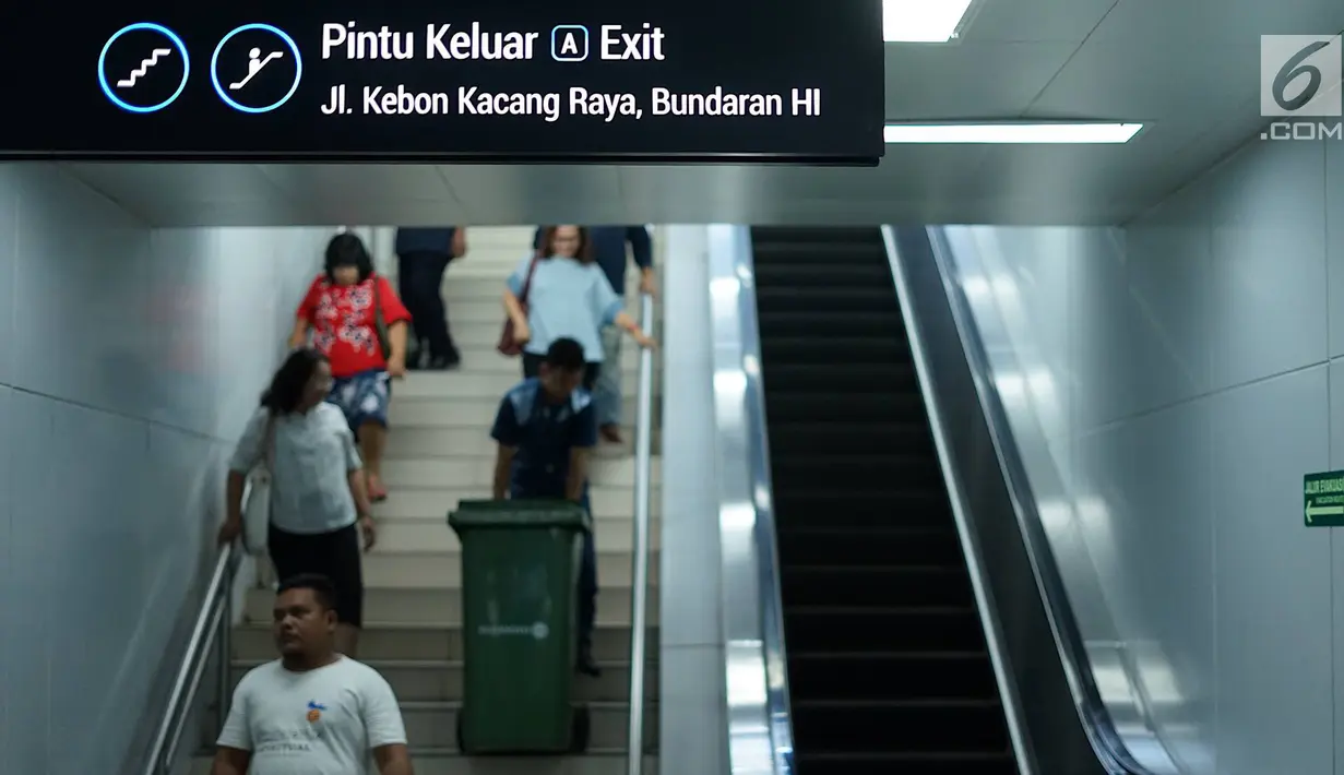 Penumpang menuruni tangga di Stasiun MRT Bundaran HI, Jakarta, Jumat (24/5/2019). Transportasi massal MRT mulai beroperasi penuh kembali pascaaksi aksi 22 Mei menolak hasil Pemilu 2019 yang terjadi di Gedung Bawaslu beberapa hari terakhir. (Liputan6.com/Immanuel Antonius)