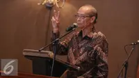 Mantan Ketua Umum PP Muhammadiyah Buya Syafii Maarif memberikan paparan dalam acara Simposium Nasional Membedah Tragedi 1965 di Jakarta, Senin (18/4). Simposium bertujuan merekonsuliasi kasus pelanggaran HAM dimasa lalu. (Liputan6.com/Faizal Fanani)