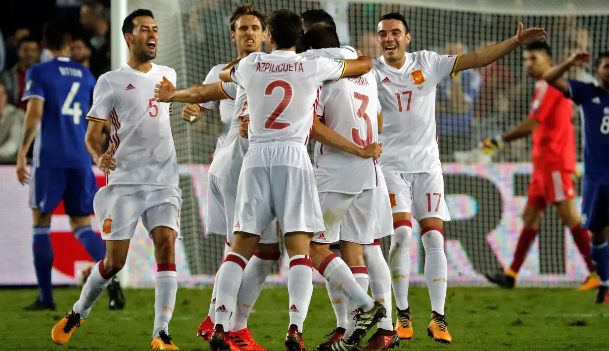 Gelandang timnas Spanyol, Asier Illarramendi merayakan gol ke gawang Israel dalam laga kualifikasi Piala Dunia 2018 grup G di Teddi Malcha Stadium, Senin (9/10). Spanyol menutup perjalanan di kualifikasi dengan kemenangan tipis 1-0. (Thomas COEX/AFP)