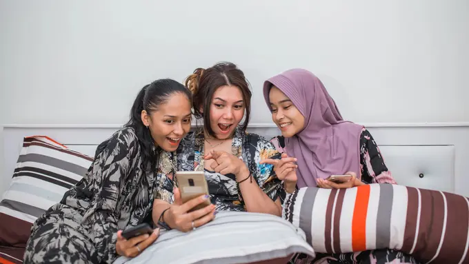 wanita juli menonton drama di ponsel