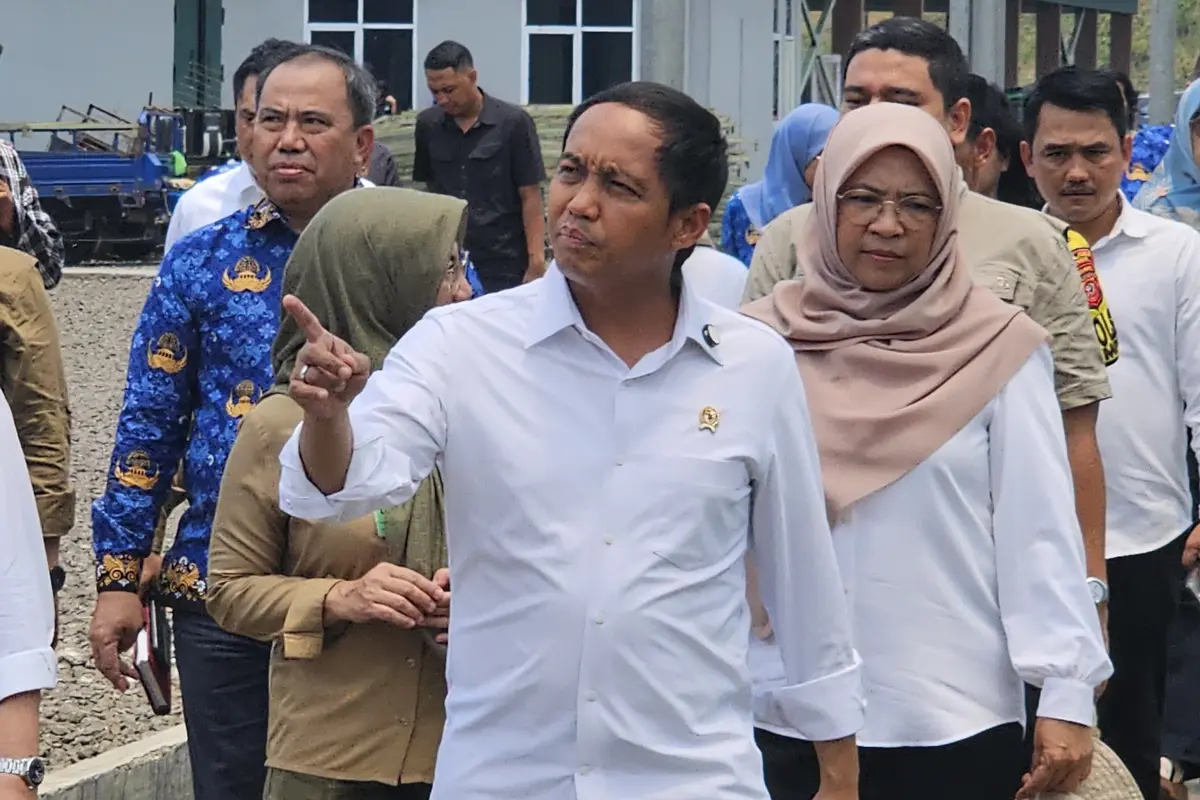 Menteri Kehutanan Raja Juli Antoni langsung blusukan dengan mengunjungi Persemaian Rumpin, Kabupaten Bogor, Jawa Barat, usai menjani retret Kabinet Merah Putih.