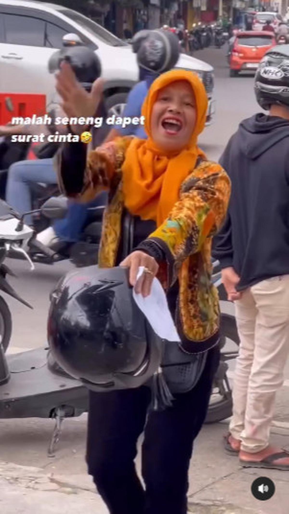 Ibu-Ibu ini Kegirangan Dapat 'Surat Cinta' dari Polisi Gara-Gara Tak Pakai Helm