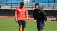 Pelatih Persebaya Surabaya, Alfredo Vera (kanan), akan melakukan rotasi pemain untuk ajang Piala Gubernur Kaltim pada akhir Februari 2018. (Bola.com/Aditya Wany)