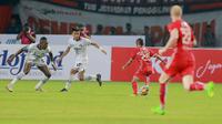 Pemain Persija Jakarta, Riko Simanjuntak, berusaha melewati pemain Persita Tangerang pada laga pekan keenam BRI Liga 1 2022/2023 di Stadion Patriot Candrabhaga, Bekasi, Rabu (24/8/2022). (Bola.com/M Iqbal Ichsan)