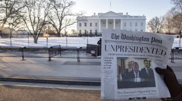 Surat kabar tiruan The Washington Post yang memberitakan Presiden Donald Trump mengundurkan diri beredar di Washington, DC, Rabu (16/1). Surat kabar bertanggal 1 Mei 2019 itu mirip dengan salinan asli The Washington Post (Tasos Katopodis/Getty Images/AFP)