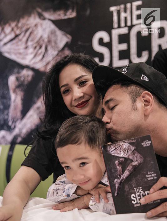 Kedekatan Raffi Ahmad dan Nagita Slavina saat bersama Rafatar dalam launching buku The Secret: Suster Ngesot Urband Legend di Jakarta, Jumat (9/2). Raffi membuat film ini di bawah naungan rumah produksinya, RA Pictures. (Liputan6.com/Faizal Fanani)