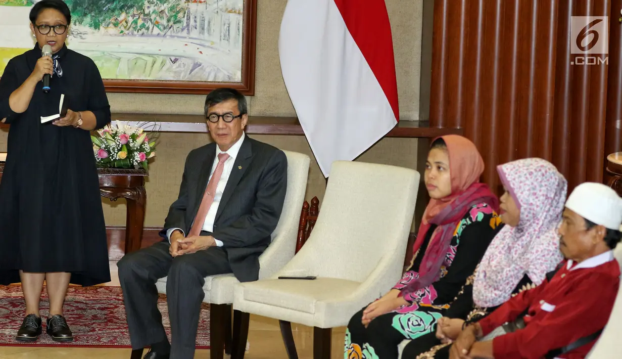 Menteri Luar Negeri Retno Marsudi dan Menteri Hukum dan HAM Yasonna Laoly memberi keterangan pers ketika serah terima Siti Aisyah kepada keluarga di Kementerian Luar Negeri, Jakarta, Senin (11/3). (Liputan6.com/Johan Tallo)
