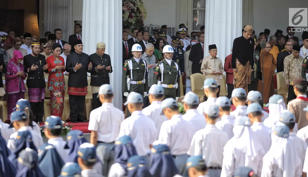 Presiden Joko Widodo bersama peserta upacara melakukan doa bersama saat upacara Hari Lahir Pancasila di Gedung Pancasila, Jakarta Pusat, Jumat (1/6). (Liputan6.com/Faizal Fanani)