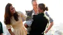 Bersama Pangeran William, Kate Middleton juga menyempatkan bertemu dengan binatang khas Australia, Koala, (20/4/2014) (REUTERS/Phil Noble)