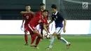 Pemain depan Timnas Indonesia U-19, Hanis Saghara Putra berebut bola dengan pemain Kamboja U-19, Heng Tina pada laga persahabatan di Stadion Patriot Candrabhaga, Bekasi, Rabu (4/10). Indonesia U-19 unggul 2-0. (Liputan6.com/Helmi Fithriansyah)