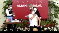 Presiden Joko Widodo (Jokowi) menerima vaksin COVID-19 buatan Sinovac dari China pada Rabu (13/1/2021) di Istana Negara, Jakarta. (Screenshot Live Youtube Sekretariat Presiden)