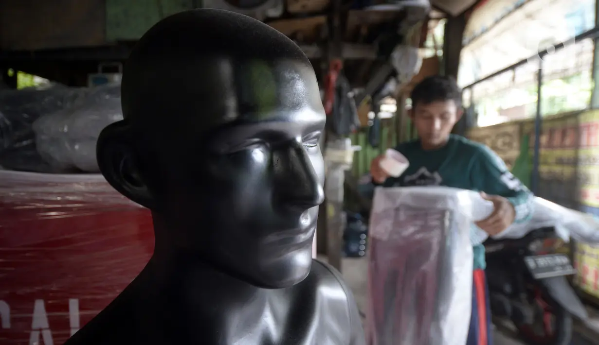 Maneken terlihat di Kebon Jeruk, Jakarta Barat, Senin (28/12/2020). Pandemi COVID-19 berdampak pada sepinya pesanan pembuatan patung yang biasa dipakai untuk memajang pakaian tersebut. (merdeka.com/Dwi Narwoko)