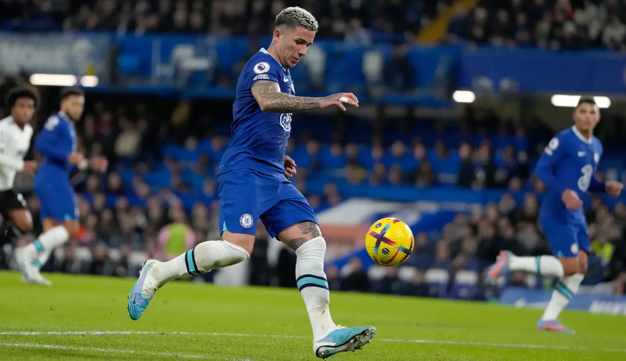 <p>Pemain Chelsea Enzo Fernandez berlari menggiring bola saat melawan Fulham pada pertandingan sepak bola Liga Inggris di Stadion Stamford Bridge, London, Inggris, 3 Februari 2023. Enzo Fernandez langsung dimainkan sebagai starter oleh Chelsea. (AP Photo/Kirsty Wigglesworth)</p>