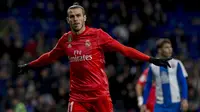 Striker Real Madrid, Gareth Bale, melakukan selebrasi usai membobol gawang Espanyol pada laga La Liga di Stadion Cornella-El Prat, Minggu (27/1). Real Madrid menang 4-2 atas Espanyol. (AP/Joan Monfort)