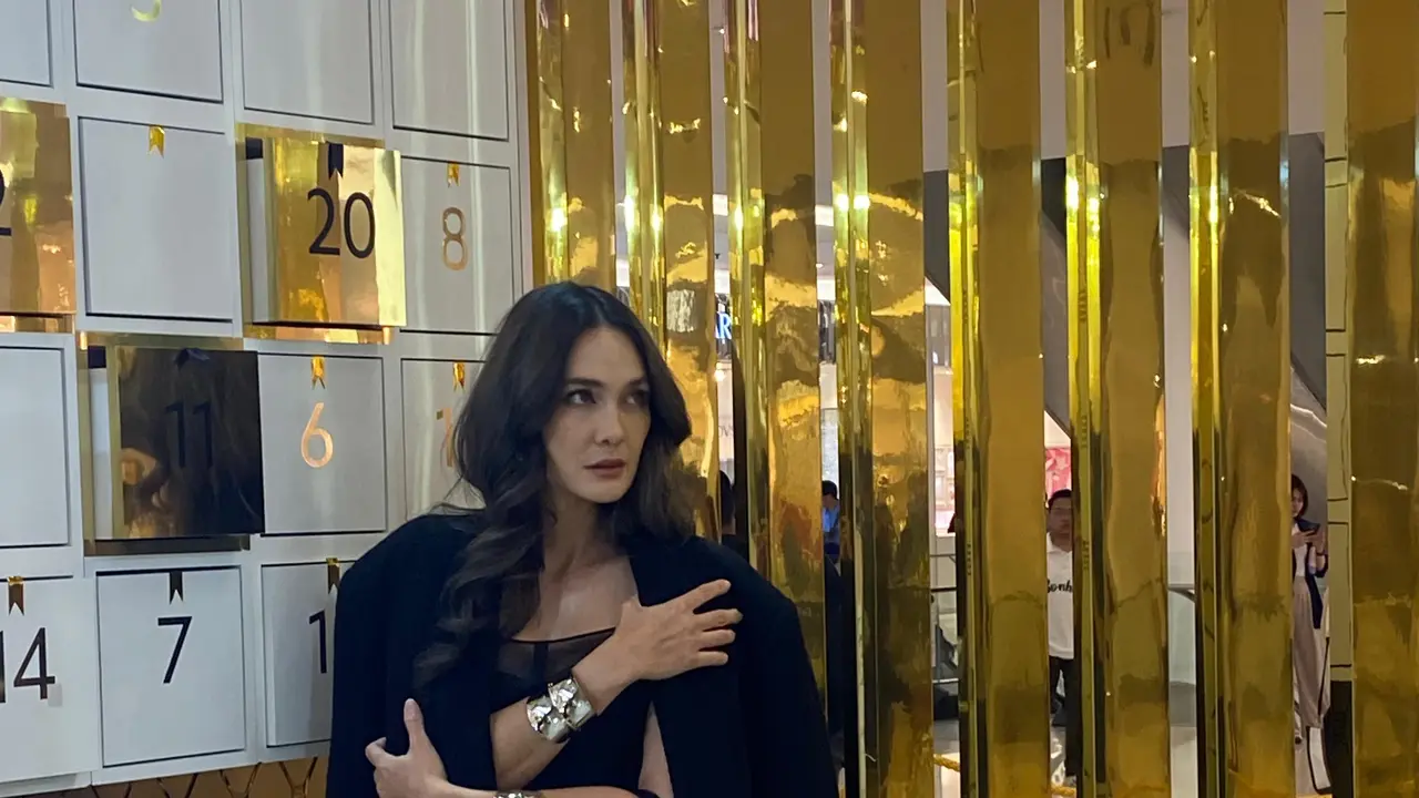 Luna Maya di YSL Winter Fantasy
