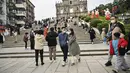 Pelancong asal China berjalan-jalan di daerah kantong China, Makau, 17 Januari 2023. Ledakan pariwisata China yang diharapkan selama liburan Tahun Baru Imlek minggu depan tampaknya akan lebih cepat terjadi. (Peter PARKS/AFP)
