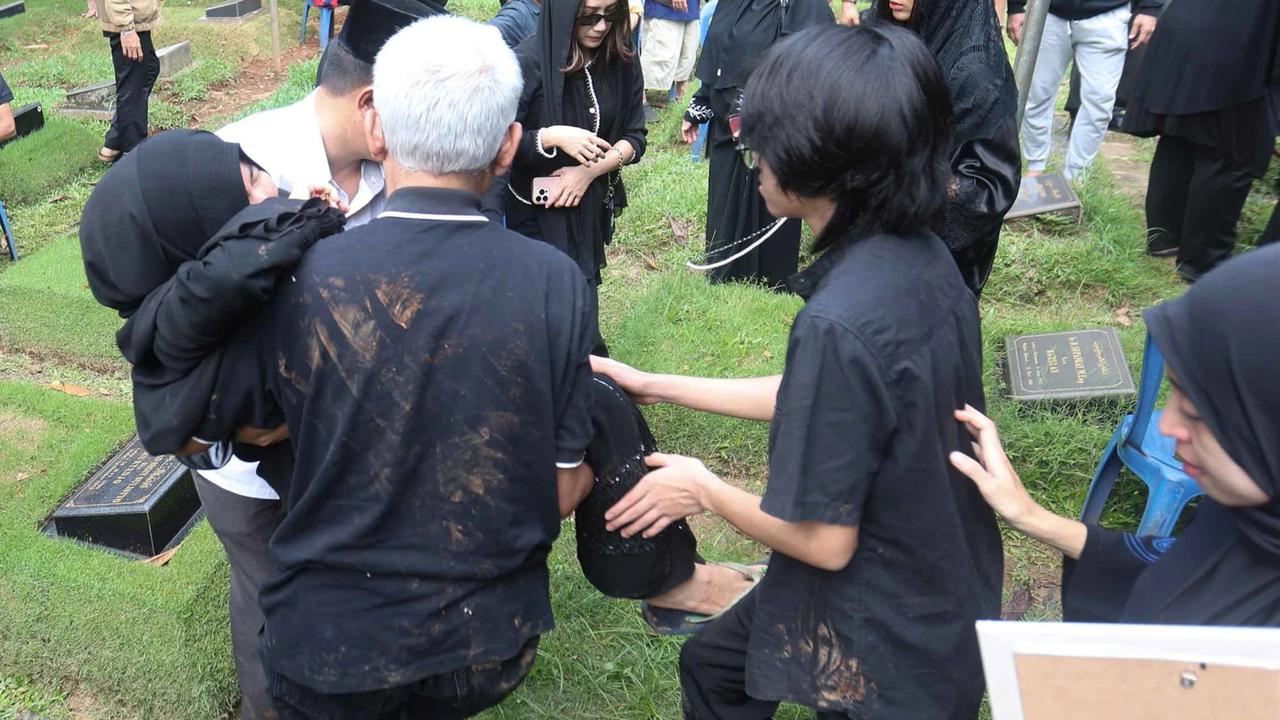 FOTO: Perpisahan Mengharukan Epy Kusnandar Ikon Kang Mus yang Dicintai Publik