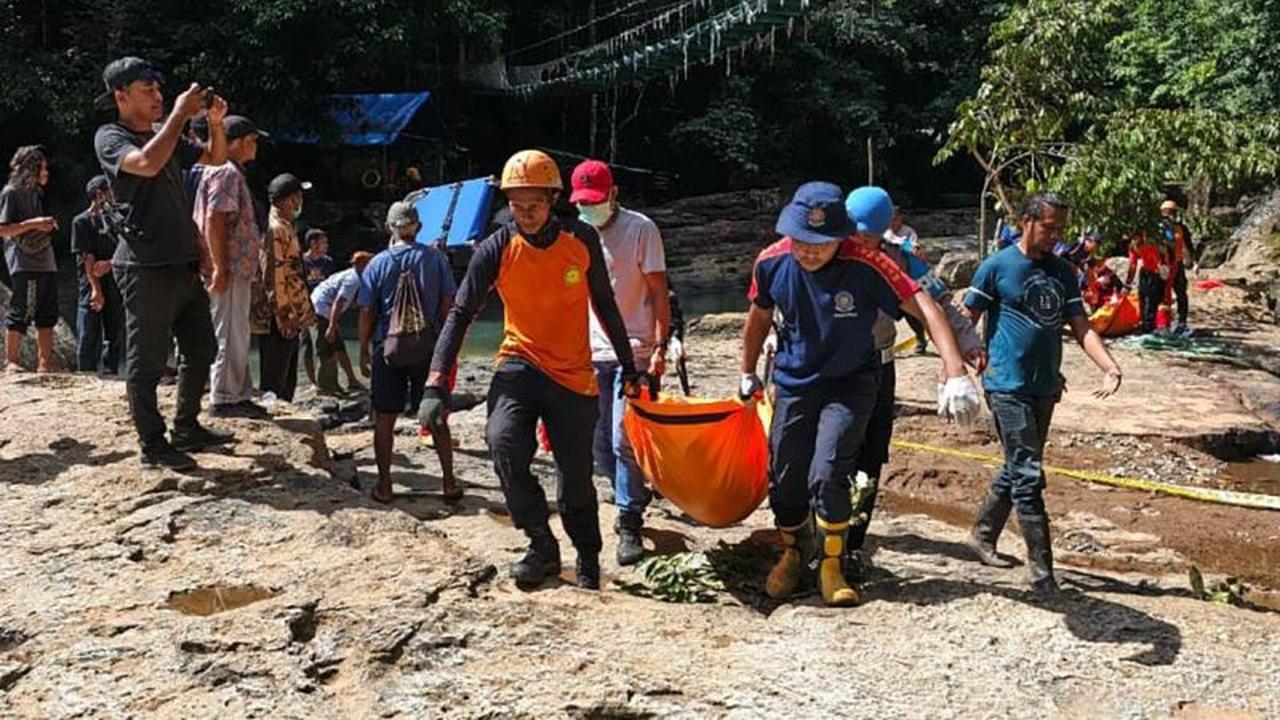 Tim SAR Evakuasi Jenazah Dua WNA Austria Usai Terjatuh di Manggarai Barat