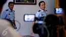 Wakasau Marsekal Madya TNI Hadiyan Sumintaatmadja memasuki ruang konferensi pers di Lanud Halim Perdanakusuma, Jakarta, Minggu (18/12). Wakasau Hadiyan memastikan, pesawat Hercules TNI AU yang jatuh di Wamena layak terbang. (Liputan6.com/Johan Tallo)