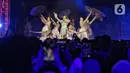 Sementara, penampilan Yura Yunita pada konser ini bagaikan putri pasundan lengkap dengan kebaya dan sanggul serta bunga melati. (Liputan6.com/Angga Yuniar)