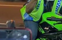 Pria Ini Beri Izin Tukang Parkir Foto Bareng Motornya, Ekspresi Kebahagiannya Curi Perhatian