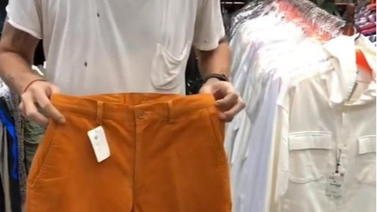 Potret Ello Vokalis Band Dewa 19 Thrifting di Pasar Baru Pakai Kaos Oblong Bolong-Bolong, Tetap Ganteng Meski Tampil Lusuh