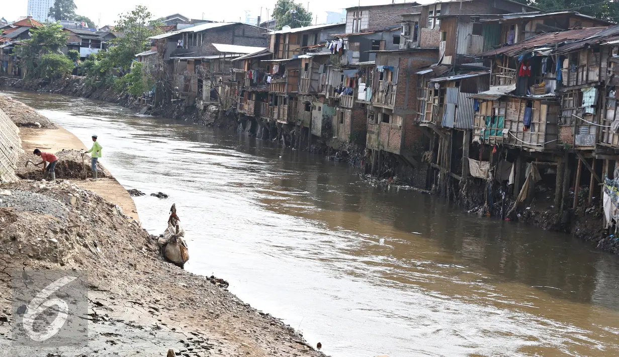Bangunan semi permanen berdiri di bantaran Sungai Ciliwung, Bukit Duri, Jakarta (29/3). Relokasi tahap kedua dipastikan akan dilanjutkan pada akhir Mei mendatang, meski sebagian warga menolak dan menuntut ganti rugi. (Liputan6.com/Immanuel Antonius)