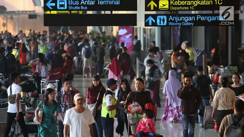 Pemudik di Bandara Soekarno Hatta