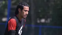 Hanif Sjahbandi dengan model gaya rambut barunya. (Bola.com/Iwan Setiawan)