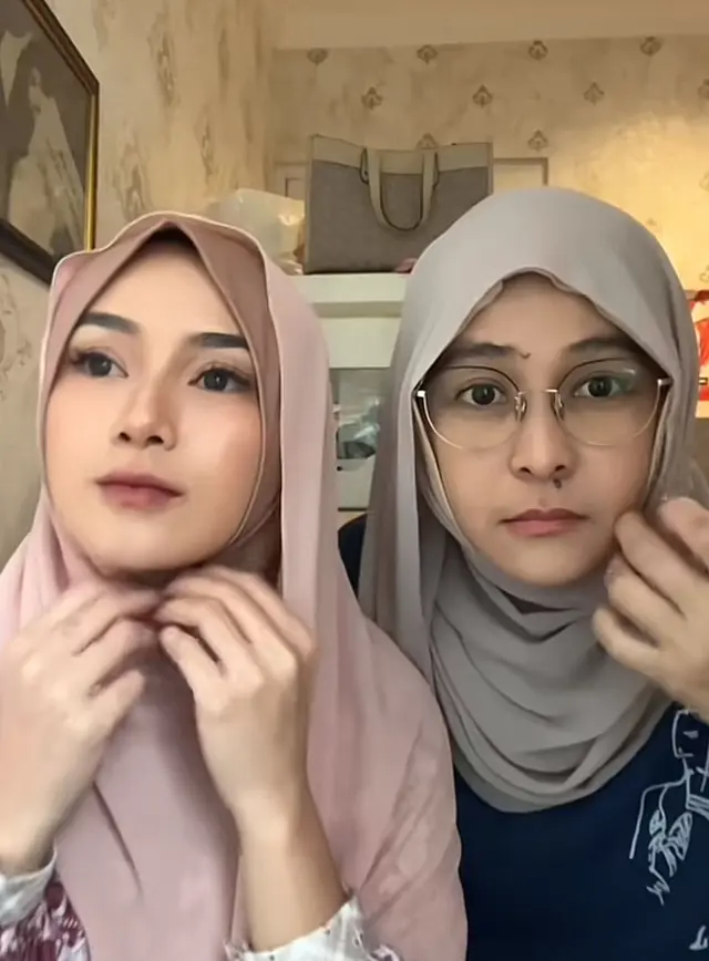 Disebut terlihat lebih anggun, intip 5 potret Mita dan Dara The Virgin kenakan hijab