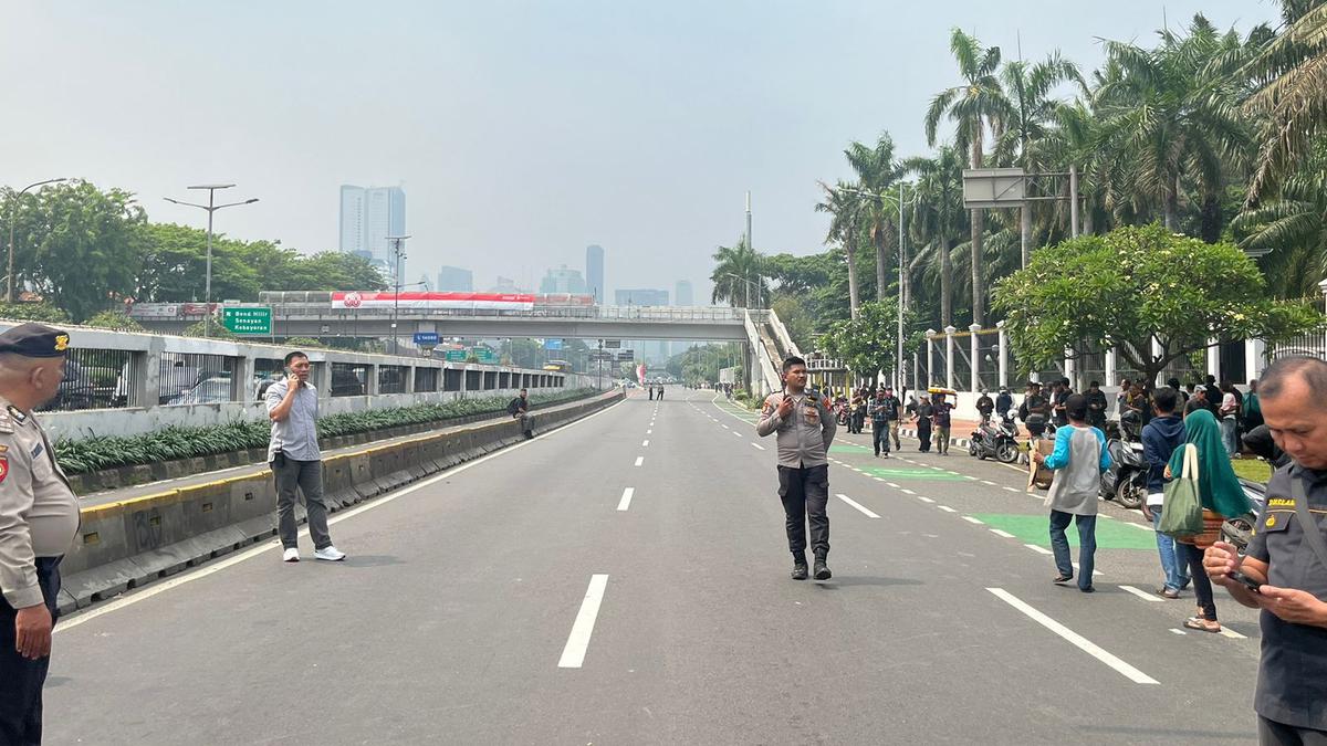 Kondisi Terkini Jelang Demo di DPR, Jalan Gatot Subroto 'Memerah'